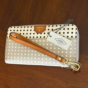 Fossil Zip Around Clutch with detachable Wrist Strap, New with Tag